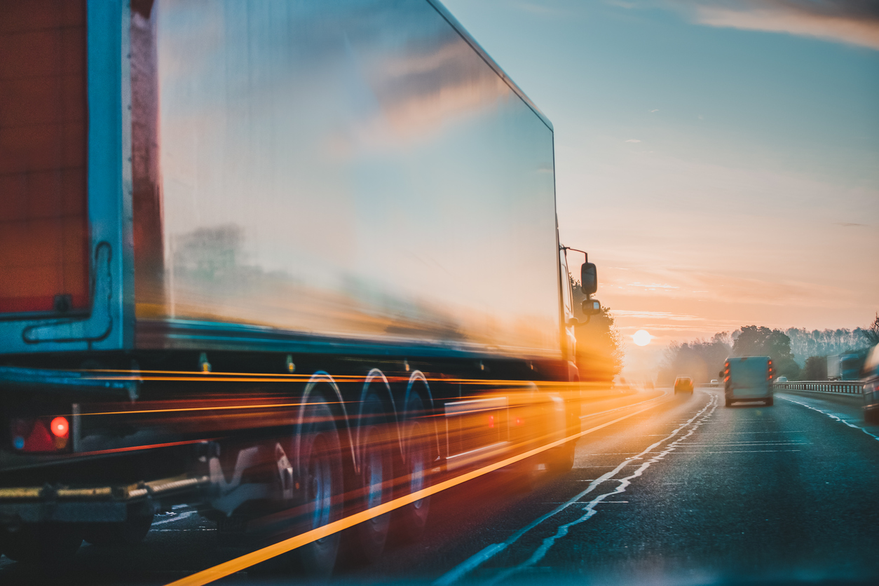 Camion sur l'autoroute